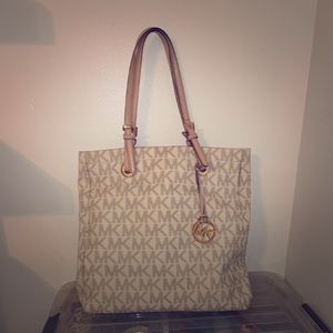 Authentic Michael Kors Tote👜☺️